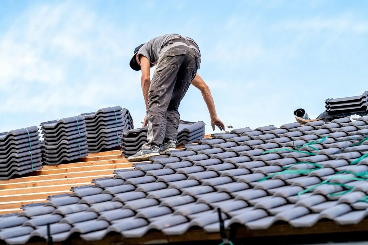 New bungalow roof craftsman installs ceramic tile roofing